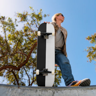 Andar de skate preto e branco minimalista