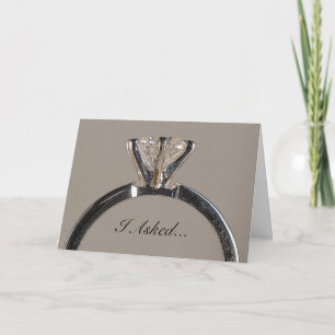 Anel de diamante no anúncio cinzento do noivado