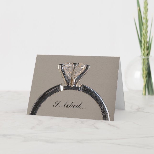 Anel de diamante no anúncio cinzento do noivado (Frente)