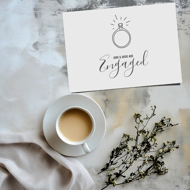 Anel de noivado, anúncio da parte engajada (Simple white engaged card with a fun hand drawn style engagement ring on the front)