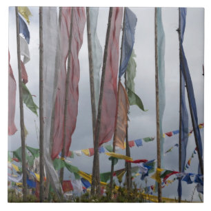 Anilhas de bandeira de oração na montanha, Yoton
