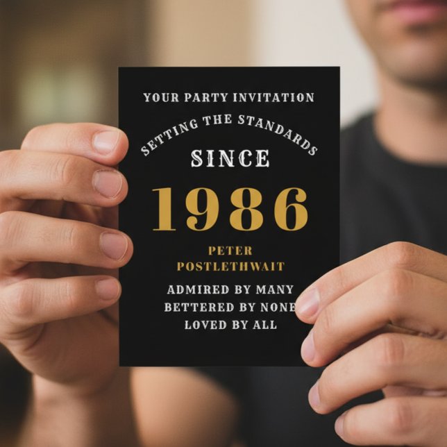 aniversário de 40 anos 1986 Convite Dourado Preto (Postcard party invitation held in two hands)