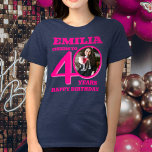 aniversário de 40 anos foto e nome cor-de-rosa<br><div class="desc">Feliz aniversário de 40 anos, ano de texto rosa e rosa-quente, nome e camiseta fotográfica. Fotografia personalizada 40ª divertida em design de texto cor-de-rosa. Personalize esta camisa de aniversário com uma fotografia da aniversariante no meio do número 0. Excelente por adicionar diversão a uma marco na festa da 40ª festa...</div>