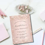 Aniversário de poeira rosa de ouro convite para ím<br><div class="desc">Para uma elegante festa de aniversário 50th (ou qualquer idade). Um fundo de aparência metálica falsa rosa dourado. Decorado com rosa dourado falso brilho. Personalize e adicione um nome e detalhes da parte. O nome é escrito com um script de estilo manuscrito. Como um cartão de imã, é um convite...</div>