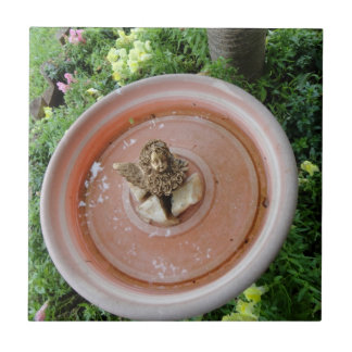 Anjo no azulejo do banho do pássaro