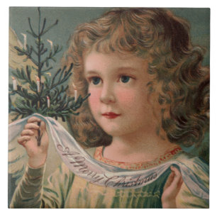 Anjo segurando uma minúscula árvore de Natal ilumi