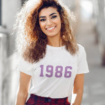 Ano de Aniversário | Roxo Na moda de Trendência Mo<br><div class="desc">Na moda,  camiseta do ano de nascimento "1986" personalizada no estilo universitário moderno minimalista em bloco,  em roxo lilás. O presente perfeito de aniversário para celebrar seu ano de nascimento,  estabelecimento e vintagem que pode ser facilmente personalizado com seu próprio ano.</div>