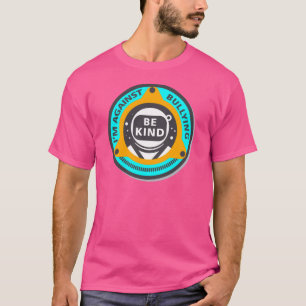 Anti camisa cor-de-rosa tiranizando do capacete do