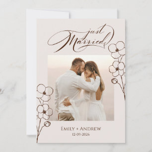 Anúncio Acabados de Casar Bege Areia Caligrafia Floral Fot