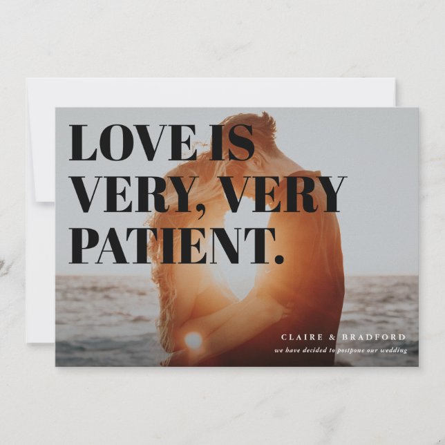 Anúncio Adiamento de Casamento Tipográfico Negrito e Cheek (Frente)