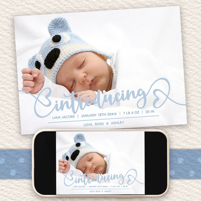 Anúncio Apresentando Blue Heart Script Baby Photo Birth (Introducing Baby Birth Announcement with message on the back)
