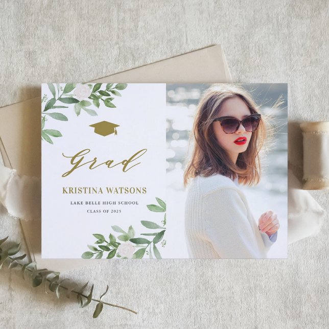 Anúncio Aquarela Verde Flores Brancas Graduação (Personalized photo graduation announcement featuring watercolor greenery and white flowers.)