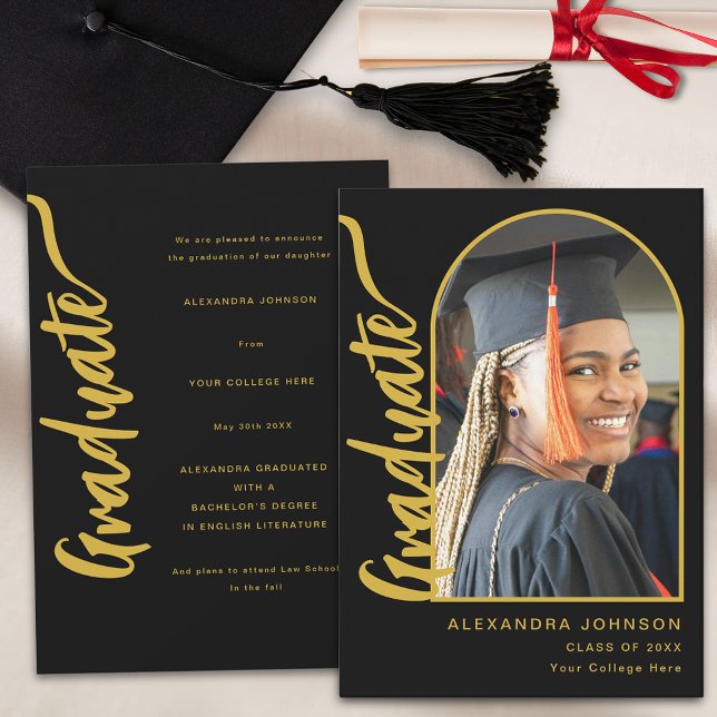 Anúncio Arch Photo Modern Graduação (Arch photo black and gold elegant script graduation announcement card)