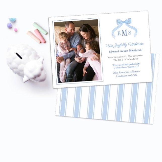 Anúncio Arco Azul Monograma - Boas-vindas (Preppy blue and white bow monogram birth announcement photocard design for baby boy)