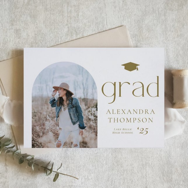Anúncio Arco Minimalista Foto Dourado Graduação Foto (Customizable boho graduation announcement featuring arch photo frame.)