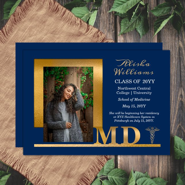 Anúncio Azul de Foto Dourado MD Caduceus 1 Elegante clássi (Classy Elegant Gold Tone and Blue "MD" Doctor Physician Caduceus One Photo Graduation Announcement )