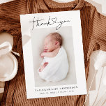 Anúncio Bebê Foto White Minimalist Obrigado Heart Birth<br><div class="desc">Cartão de nascimento simples e minimalista,  com tipografia escrita à mão que diz "obrigado-te" com coração no meio. Você pode adicionar a foto do seu bebê recém-nascido no meio e as estatísticas do bebê no fundo. Você também pode adicionar uma segunda imagem com uma mensagem no verso.</div>