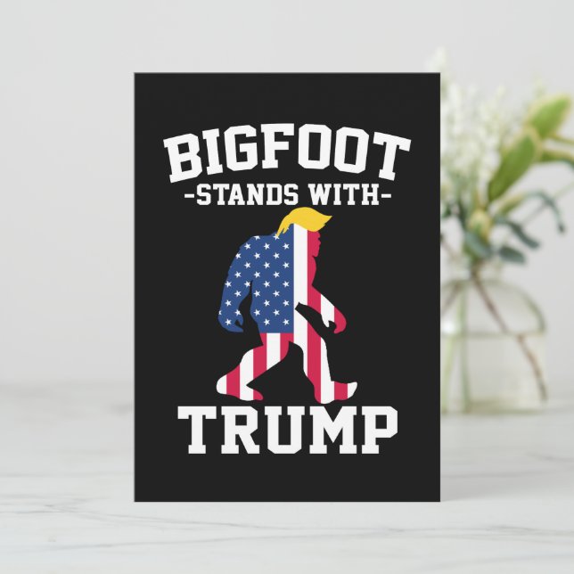 Anúncio Bigfoot Com Eleições Trump 2024 (Em pé/Frente)