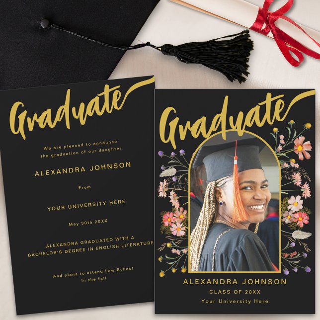 Anúncio Boho Floral Formando Foto Preto e Script Dourado (Boho floral arch graduate photo stylish gold script black Graduation announcement card)