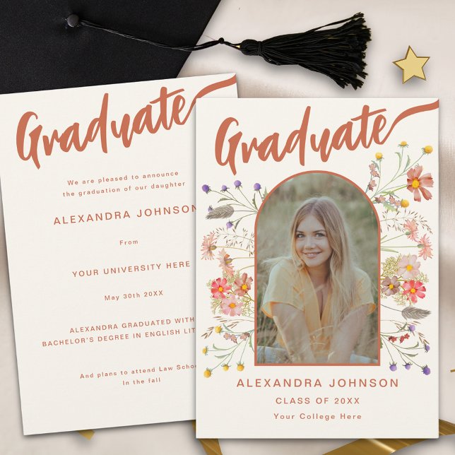 Anúncio Boho Floral Formatura Foto Laranja Queimada Script (Boho floral graduate photo burnt orange script graduation announcement card watercolor wildflowers )