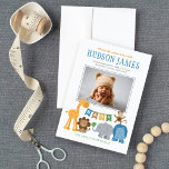 Anúncio Cachorro Selva Menino Menino Azul Foto<br><div class="desc">Um grupo de amigos animais da selva, incluindo um leão, girafa, pássaro, macaco, elefante e hipopótamo, se reúnem para dar as boas-vindas a um menino moderno e doce safari, chamado cartão de nascimento com foto. sotaques de padrão de bolinhas e stripe. Azul com cor verde, laranja, azul, castanho, castanho e...</div>