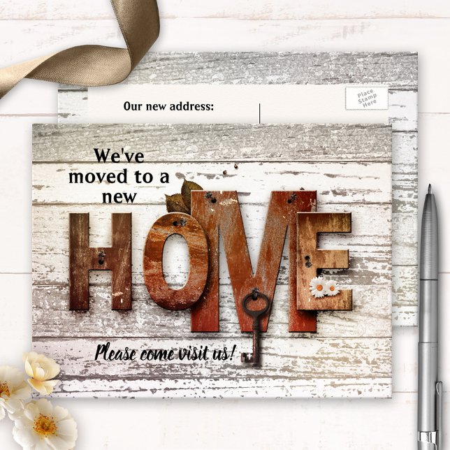 Anúncio Cartão postal de mudança para nova casa no estilo  (Relocation or new home announcement postcard showing a rustic country design with home letters + key)