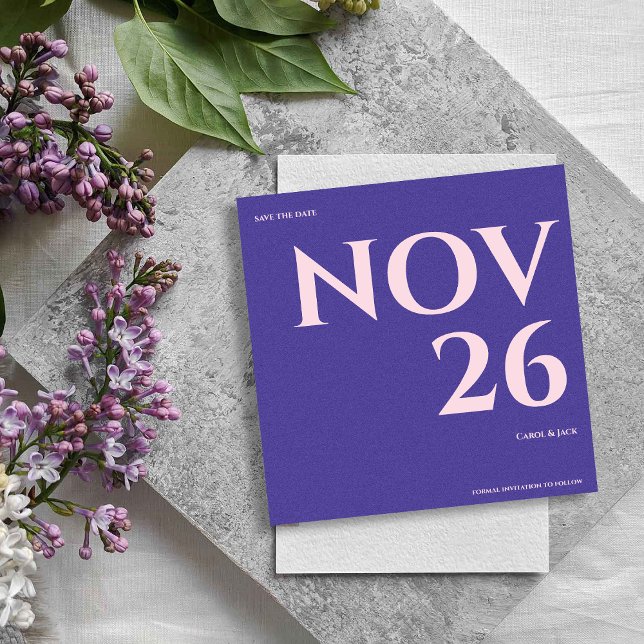 Anúncio Casamento de Blush Roxo Mínimo e Negrito Salve a D (Minimalist Bold Purple Blush Wedding Save the Date Announcement)
