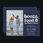 Anúncio Chic Funny Wedding Foto Salvar Data<br><div class="desc">Ponha o tom para o seu casamento com a nossa Foto Chic Funny Wedding Salve a Data! Projetado para casais que querem que suas comemorações sejam inesquecíveis (e muito divertidas), este salve a data apresenta um divertido design "Booze, Comida e Má Dança" ao lado de sua foto de noivado favorita....</div>