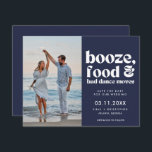 Anúncio Chic Funny Wedding Foto Salvar Data<br><div class="desc">Ponha o tom para o seu casamento com a nossa Foto Chic Funny Wedding Salve a Data! Projetado para casais que querem que suas comemorações sejam inesquecíveis (e muito divertidas), este salve a data apresenta um divertido design "Booze, Comida e Má Dança" ao lado de sua foto de noivado favorita....</div>