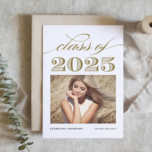 Anúncio Classe elegante do roteiro de 2016 graduações (Customizable photo graduation announcement featuring elegant script and vintage typography.)