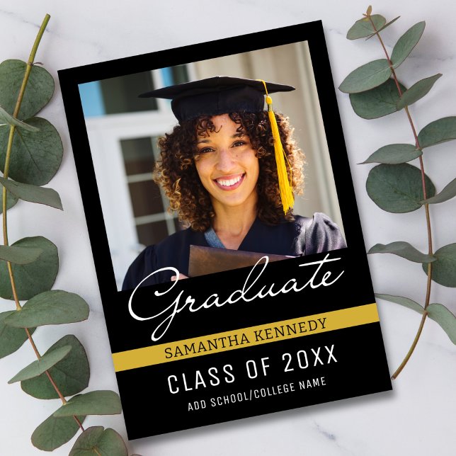 Anúncio Classe Preta e Dourada da Foto para Graduação 2025 (Black and Gold Class of 2025 Graduation Photo Announcement
)