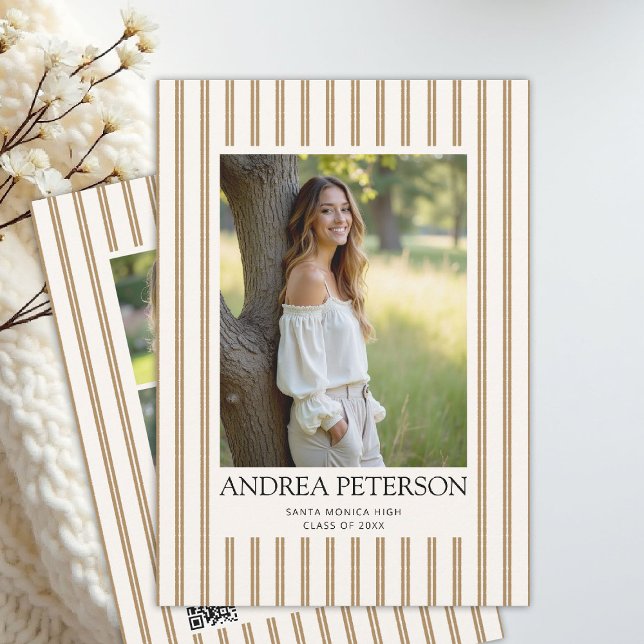 Anúncio Colagem de Fotos de Formatura com Código QR Listra (graduation announcement party invitation photo collage earthy organic natural stripes tan beige)