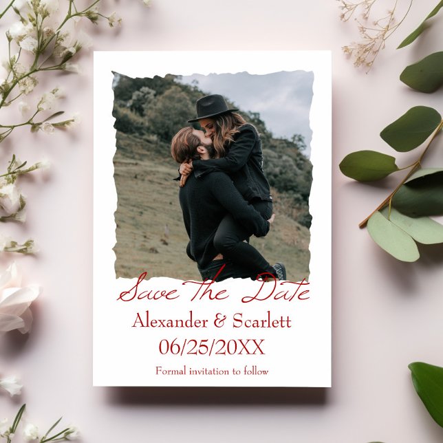 Anúncio Crimson Jagged Frame Photo Save The Date (A Fotogr (Crimson Jagged Frame Photo Save the Date)