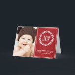 Anúncio de aniversário de feriado vermelho e branc<br><div class="desc">Um cartão com fotos de Natal bonito para o primeiro Natal do bebê. Este anúncio festivo de nascimento vermelho e branco apresenta uma bonito coroa branca com a palavra "Joy" escrita dentro em letra divertida. Abaixo, personalize o texto para incluir o nome do seu bebê, os detalhes de nascimento e...</div>