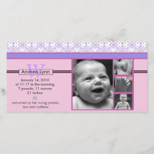 anúncio de bebê com lenço xadrez rosa e roxo