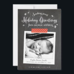Anúncio de bebê de Natal em quadro chalkboard<br><div class="desc">Uma escolha perfeita para os novos pais, este cartão de feriado envia Cartões de natal enquanto mostra sua doce nova adição no estilo rústico moderno, com um fundo de quadro de quadro de referência e um quadro fotográfico de estilo acentuado com fita de washi de bolinhas vermelha. Personalize a frente...</div>