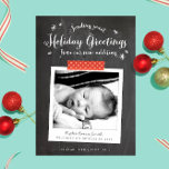Anúncio de bebê de Natal em quadro chalkboard<br><div class="desc">Uma escolha perfeita para os novos pais, este cartão de feriado envia Cartões de natal enquanto mostra sua doce nova adição no estilo rústico moderno, com um fundo de quadro de quadro de referência e um quadro fotográfico de estilo acentuado com fita de washi de bolinhas vermelha. Personalize a frente...</div>