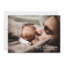 Anúncio de bebê em script branco simples