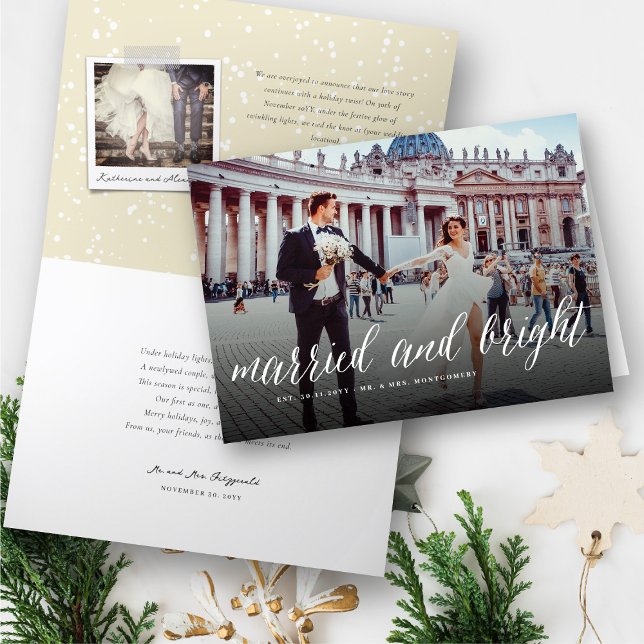 Anúncio de Casamento de Férias Casadas E Brilhante (Married And Bright Trendy Script Holiday Wedding Announcement Folded Card @ fat_fa_tin)