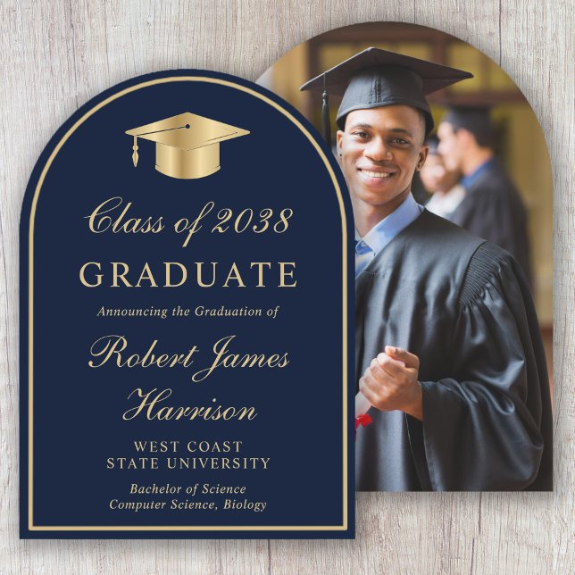Anúncio de Conclusão de Curso com Arco de Foto de  (Gold Grad Cap Photo Arch Graduation Announcement)
