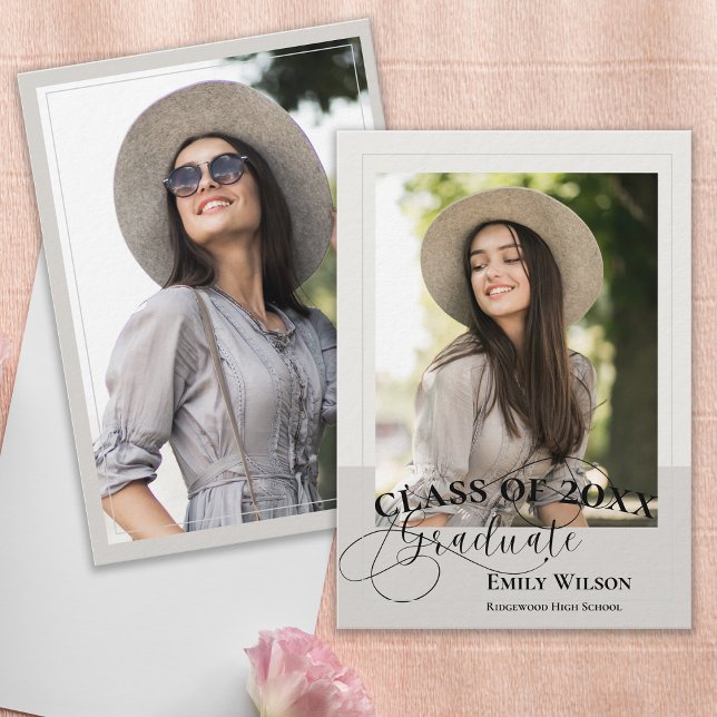 Anúncio de Conclusão de Curso com Foto Moderno Neu (Class of 20XX Photo Graduation Announcement Card | Neutral Modern Elegant Design)