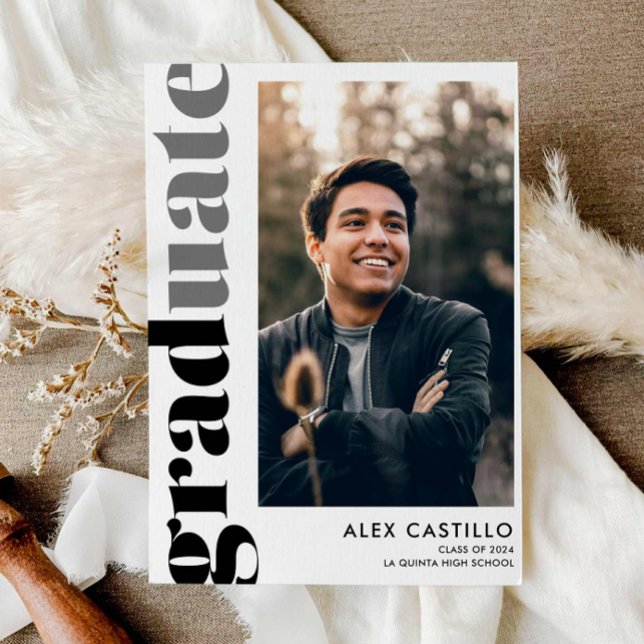 Anúncio de Conclusão de Curso com Foto Simples Mod (Modern Black and White Photo Graduation Announcement)