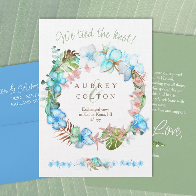 Anúncio de Elopeia Tropical Azul e Verde Claro (tropical blue, light green leaves, round wreath, elopement beach ceremony announcement, hibiscus)