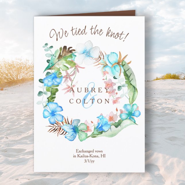 Anúncio de Elopeia Tropical Azul, Marrom, Verde (Folded tropical elopement announcement, blue hibiscus flowers wreath, green banana leaves)