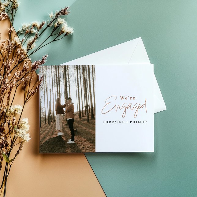 Anúncio de festa de noivado com foto (Stylish “We’re Engaged” photo announcement card! Featuring a contemporary design.)