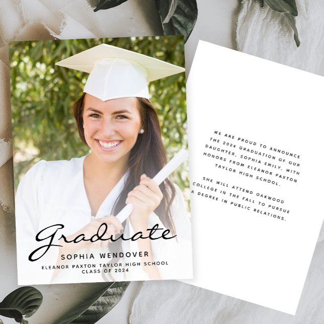 Anúncio de Formando de Script Preto Branco com Fot (Criador carregado)