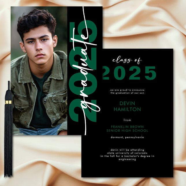 Anúncio de Formando de Tipografia Verde Moderna (Modern Bold Green Typography Grad Announcement)