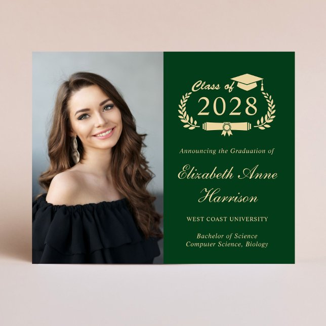 Anúncio de Formandos Verde de Foto Orçamentária (An elegant budget-friendly college graduation announcement to celebrate the graduate's achievements)