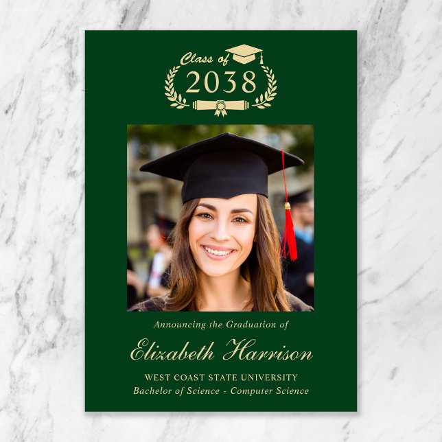 Anúncio de Formatura Clássico com Brasão Verde e D (Classic Crest Green Gold Photo College Graduation Announcement)