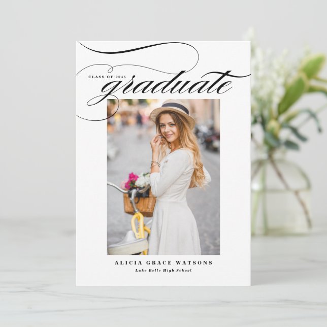 Anúncio de Formatura com Caligrafia Elegante Preta (Em pé/Frente)